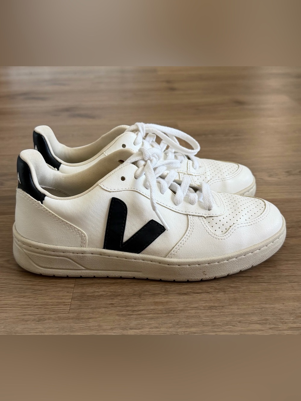 Veja White and Black V-Logo Low-Top Sneakers Sz 7